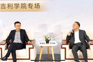 记者晒与王哲林合照：论五年的变化 咱就说给我个小板凳行不行